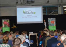 Siep Koning, voorzitter stuurgroep Proeftuin Randwijk, heet iedereen welkom op de Proeftuin Randwijk
